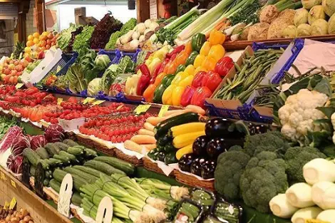 الداخلية تؤكد ضمان تزويد الأسواق والمحالات التجارية بالمواد الأساسية