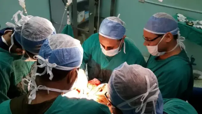 الأولى من نوعها بمشفى أزرو.. فريق طبي ينجح في عملية جراحية بتقنية المنظار