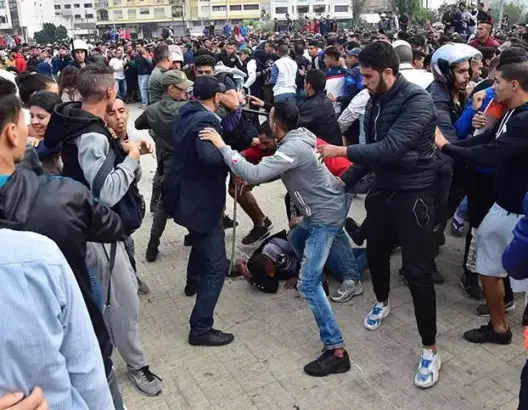 فوضى ومشاجرات خلال عملية بيع تذاكر نهائي الوداد والأهلي