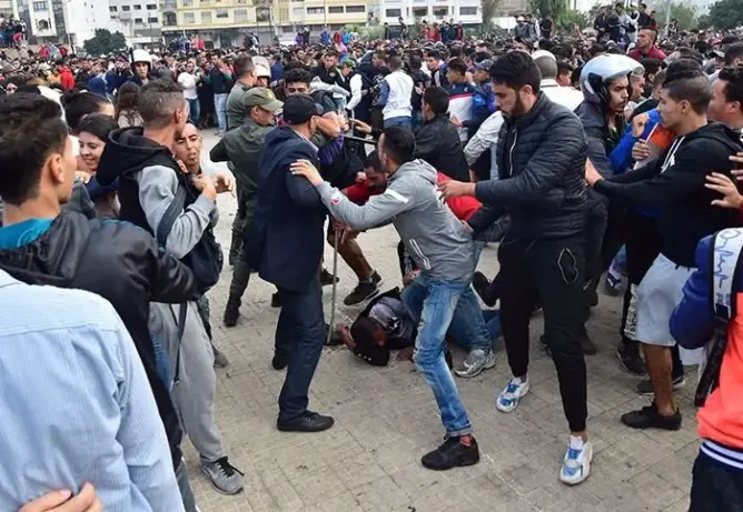 فوضى ومشاجرات خلال عملية بيع تذاكر نهائي الوداد والأهلي