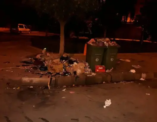 خنيفرة تغرق في الأزبال وإستياء يعم السكان