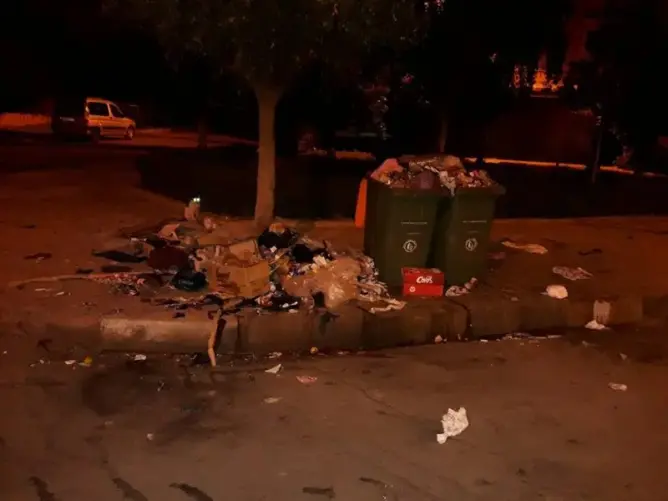خنيفرة تغرق في الأزبال وإستياء يعم السكان