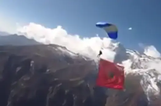 تخليدا لذكرى المسيرة.. مغربي يقفز بالعلم الوطني من أعلى قمة بالعالم