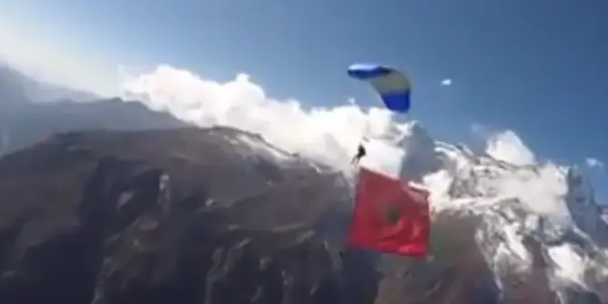 تخليدا لذكرى المسيرة.. مغربي يقفز بالعلم الوطني من أعلى قمة بالعالم