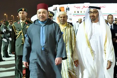 الملك يحل بأبو ظبي في زيارة عمل .. وهذا هو الوفد المرافق له