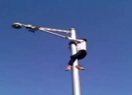 على خطى “روميو مراكش”.. شاب بأكادير يهدد بالانتحار بسبب حبيبته