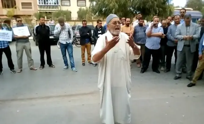 رجل مسن يفاجئ الأساتذة في وقفتهم الاحتجاجية بسلوك أثار إعجاب الجميع (فيديو)