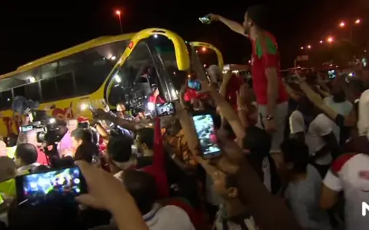 الجماهير المغربية تفاجئ بعثة “الأسود” لدى وصولها مطار أبيدجان