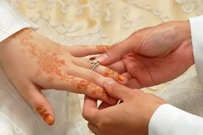 تكبره بـ10 سنوات .. أستاذة تتزوج بتلميذها في اليوسفية
