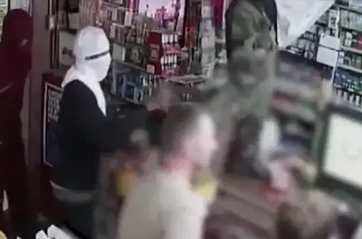 فيديو صادم لبائع شجاع واجه لصوصا مسلحين اقتحموا متجره