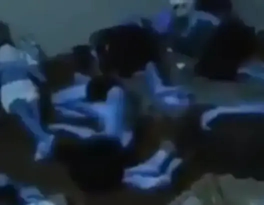 المغاربة العالقون بسجون ليبيا يناشدون الملك التدخل (فيديو)