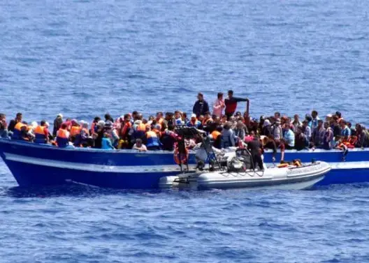العدد النهائي لغرق سفينة مهاجرين أمام تونس إلى 82 شخصا