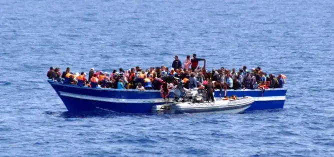 العدد النهائي لغرق سفينة مهاجرين أمام تونس إلى 82 شخصا