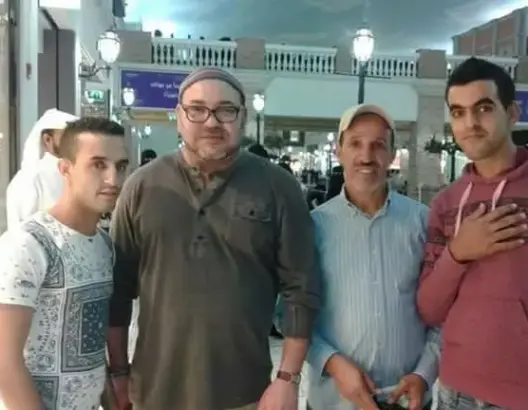 مغاربة الدوحة يلتقطون صورا مع الملك محمد السادس (صور)