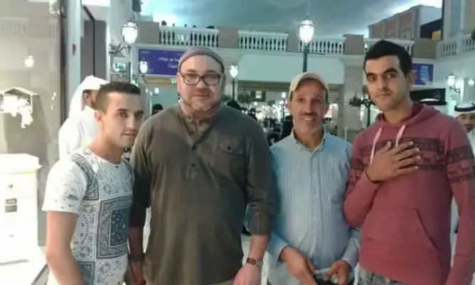 مغاربة الدوحة يلتقطون صورا مع الملك محمد السادس (صور)