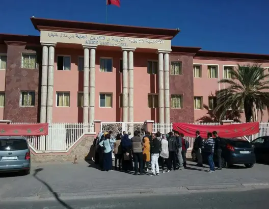 الأساتذة المتعاقدون بجهة بني ملال يحتجون على تأخر صرف رواتبهم