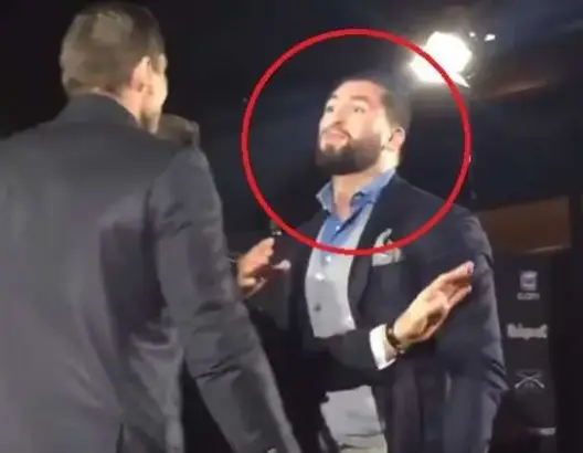 شاهد.. مشاجرة بين البطلين المغربي بن صديق والهولندي ريكو بسبب “بصقة”
