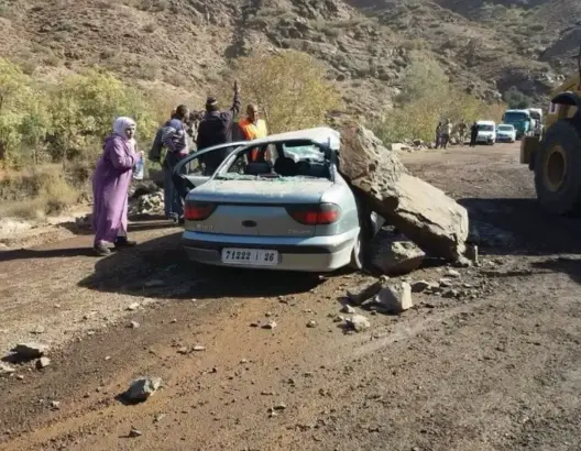سقوط صخرة على سيارة بمنعرجات “تيشكا” دون وقوع ضحايا
