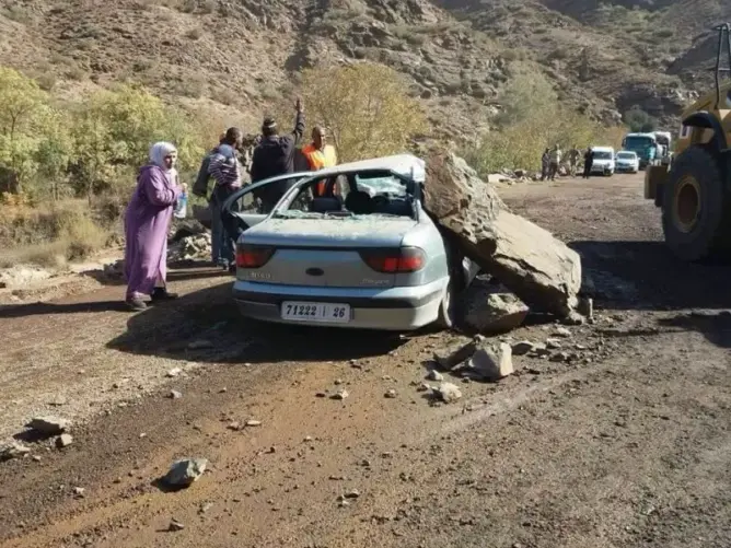 سقوط صخرة على سيارة بمنعرجات “تيشكا” دون وقوع ضحايا