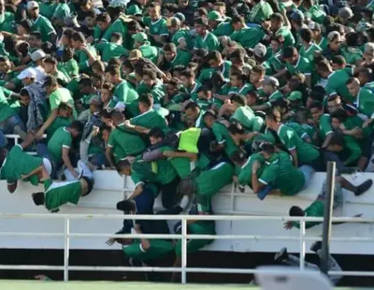 نهائي كأس العرش .. إصابات في سقوط مشجعين من الملعب