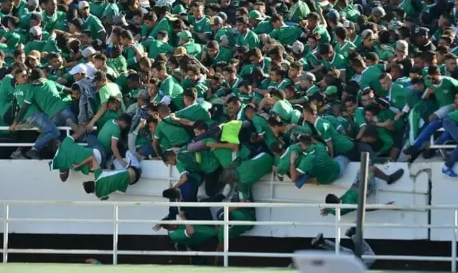 نهائي كأس العرش .. إصابات في سقوط مشجعين من الملعب