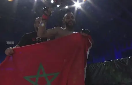بضربة قاضية .. البطل المغربي زعيتر يتوج بطلا للعالم