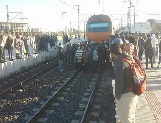 مسافرون يشلون حركة قطارات محطة بوزنيقة احتجاجا على تأخرها (فيديو)