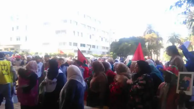 سكان “دوار الكرعة” يحتجون بالرباط ضد ترحيلهم إلى”عين عودة” (فيديو)
