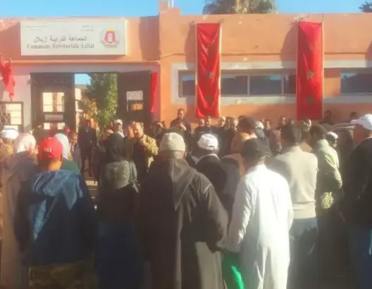 موظفو بلدية أزيلال يضربون عن العمل ليوم بعد “إهانة” زميلهم (صور)