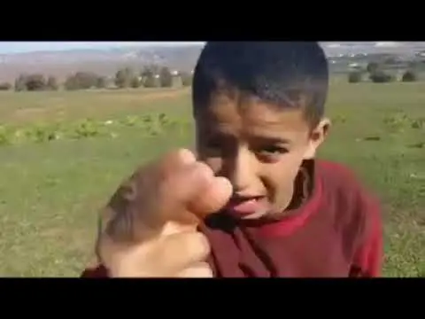 مؤثر.. طفل يعلق بحرقة على فاجعة الصويرة ويوجه رسالة قوية للحكومة (فيديو)