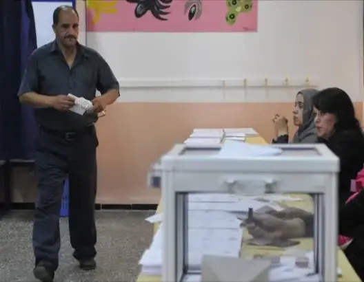 غريب.. مترشح يفر بـ”شكارة” الحملة الانتخابية و”يحرك” إلى إسبانيا