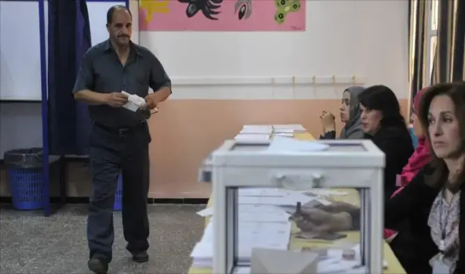 غريب.. مترشح يفر بـ”شكارة” الحملة الانتخابية و”يحرك” إلى إسبانيا