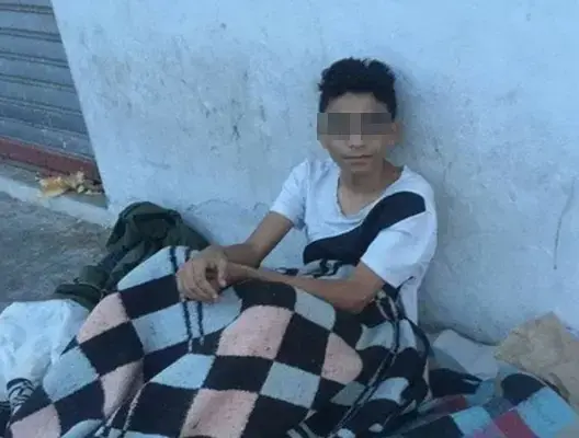 طفل يتيم رفض “الخيرية”.. نال التعاطف واستنفر السلطات بأكادير