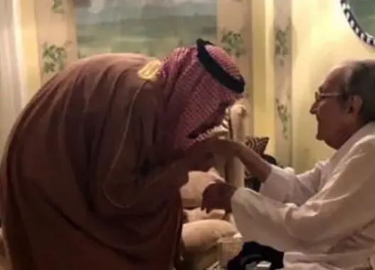رغم اعتقاله لإبنه الوليد .. الملك سلمان يقبل يد الأمير طلال (صور)