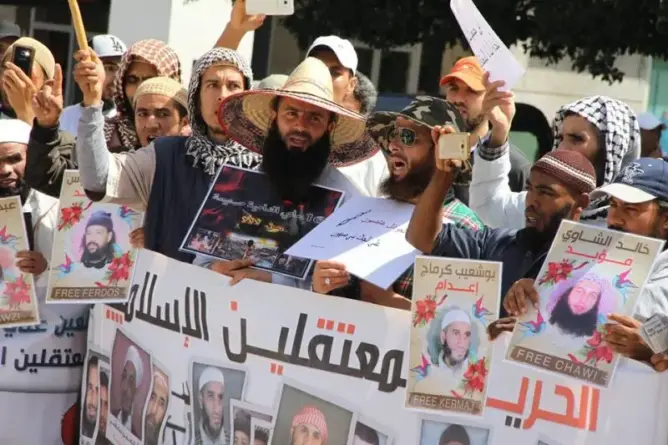اللجنة المشتركة تصعد ضد التامك وتحتج أمام مقره لإسقاط “الإرهاب”