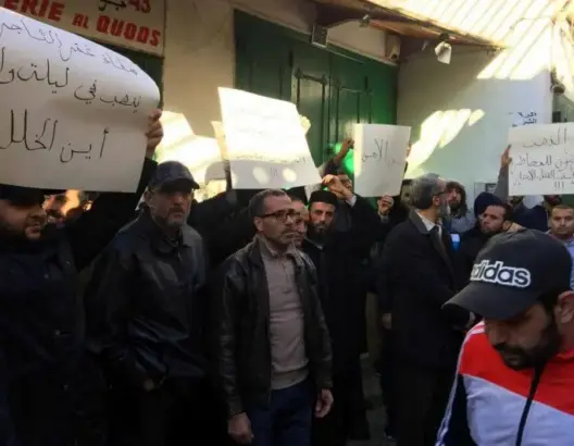سرقة محلان للذهب قرب القصر الملكي بتطوان والتجار يوقفون العمل للمطالبة بالأمن (فيديو)