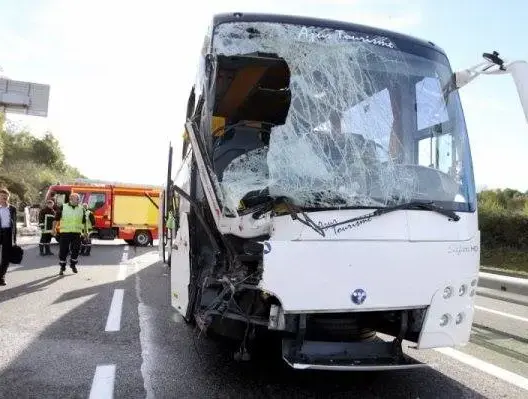اصطدام حافلة تقل سياح أجانب بشاحنة لنقل قنينات الغاز بأكادير