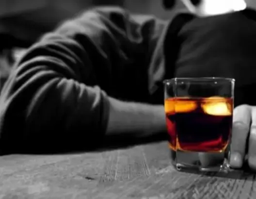 استنكار واسع لمشروع بيع الخمور قرب مقبرة بدمنات