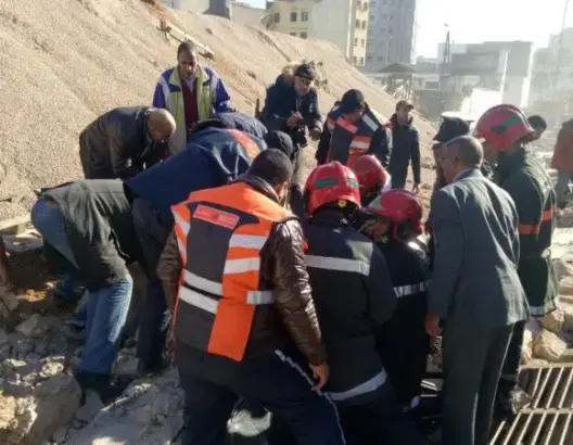 عاجل.. أنباء عن سقوط ضحايا في انهيار سور بالدار البيضاء (صور)
