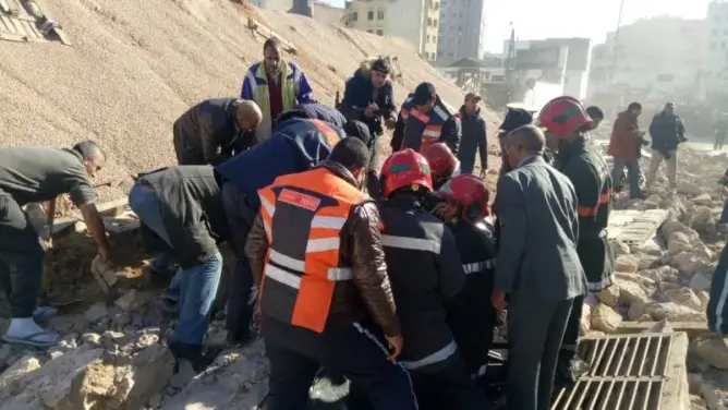 عاجل.. أنباء عن سقوط ضحايا في انهيار سور بالدار البيضاء (صور)