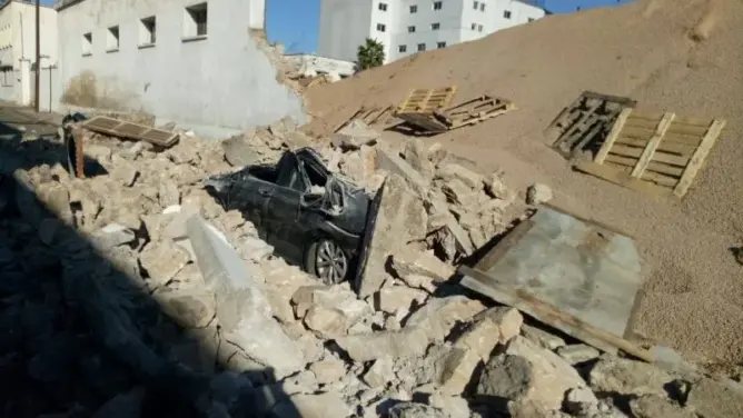 قتيلان في انهيار سور بالبيضاء.. واستمرار البحث عن ضحايا آخرين (فيديو)