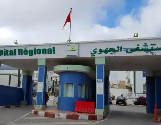 أطباء بتطوان يحتجون ويصفون وضعية سانية الرمل بـ”السكتة القلبية”