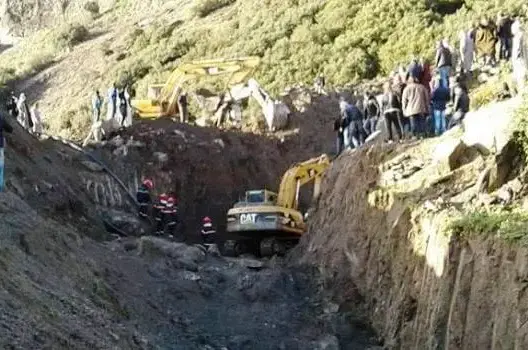 مأساة .. 4 أشخاص دُفنوا أحياءً في انجراف للتربة بشيشاوة