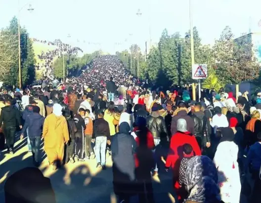 جرادة تشتعل.. الآلاف يخرجون للشوارع ويمنعون دفن ضحايا البئر ليلا (فيديو)