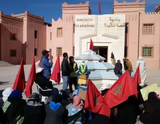 قبائل “ميرنة” بتنغير تنتفض ضد “مافيا العقار” وتطالب برحيل العامل (صور)