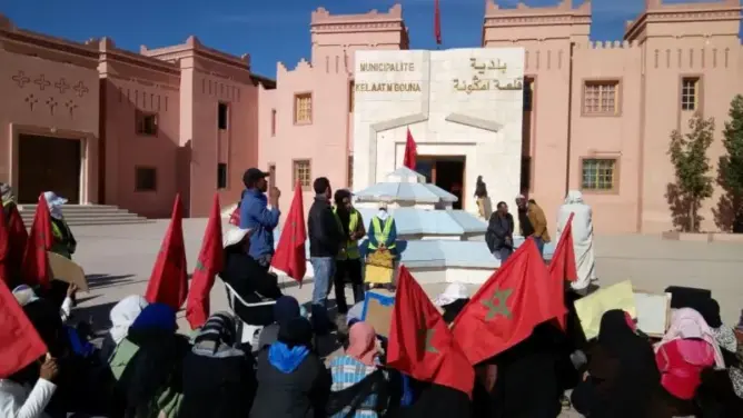 قبائل “ميرنة” بتنغير تنتفض ضد “مافيا العقار” وتطالب برحيل العامل (صور)