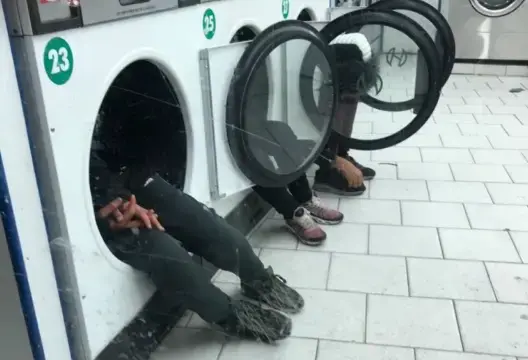 صادم.. مراهقون مغاربة ينامون داخل آلات غسيل بباريس (صورة)