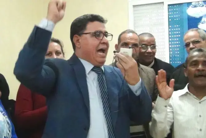 منسق الاتحاد بجهة درعة خارج أسوار السجن بعد نيله السراح المؤقت