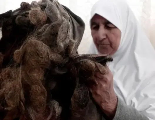مسنة فلسطينية تحتفظ بكتل من شعرها منذ 67 عاما