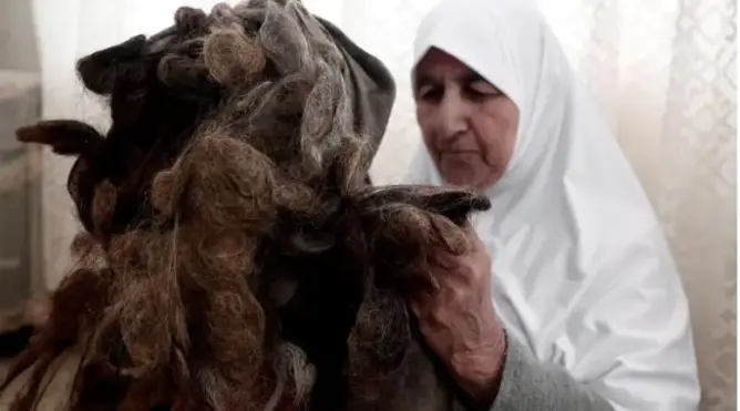 مسنة فلسطينية تحتفظ بكتل من شعرها منذ 67 عاما